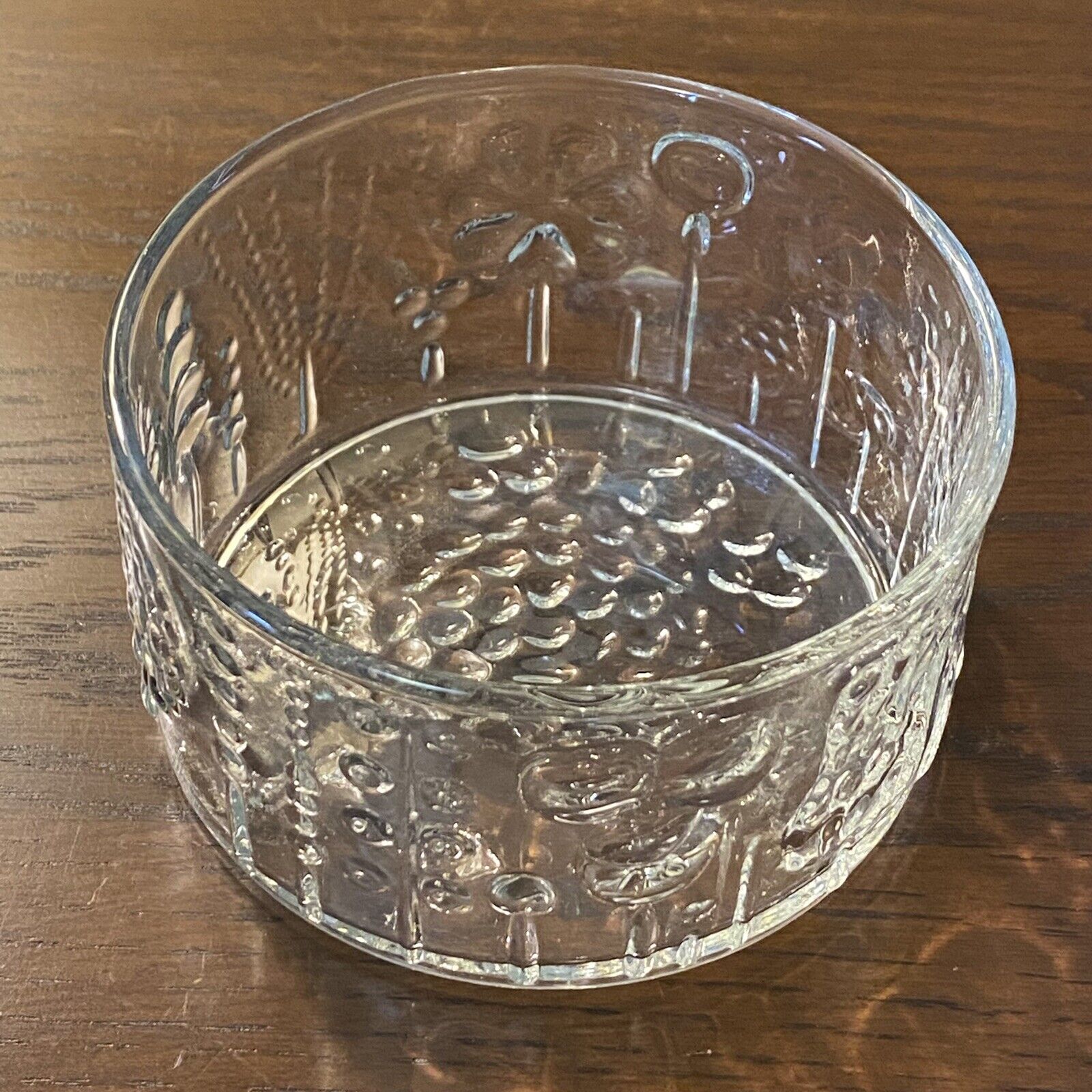 Read more about the article littala Nuutajarvi Arabia Finland FLORA 4 1/2″ Glass Bowl w/ Embossed Flowers