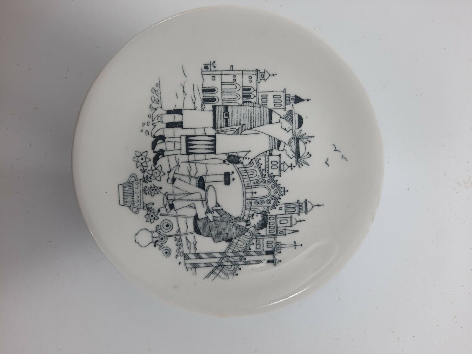 Read more about the article Vintage Arabia Finland Emilia Small Plate