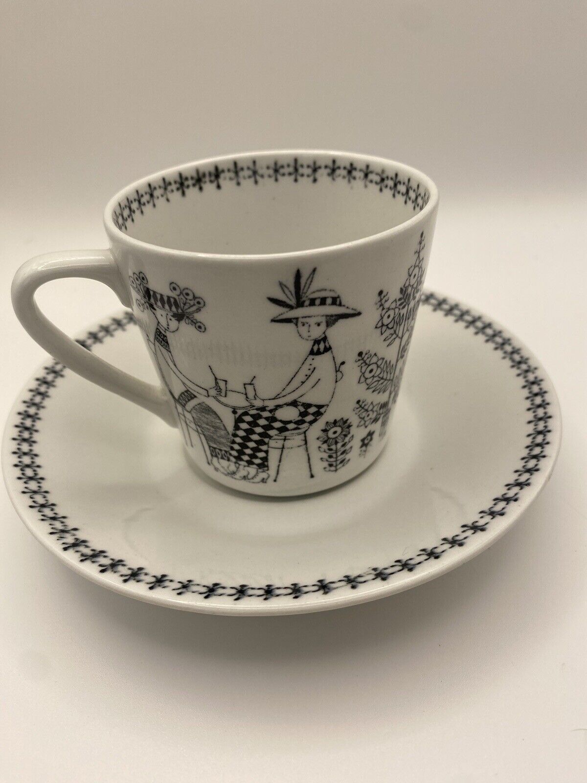 Read more about the article Arabia Finland “Emilia” Tea Cup and Saucer Set #9 and #28 White And Black