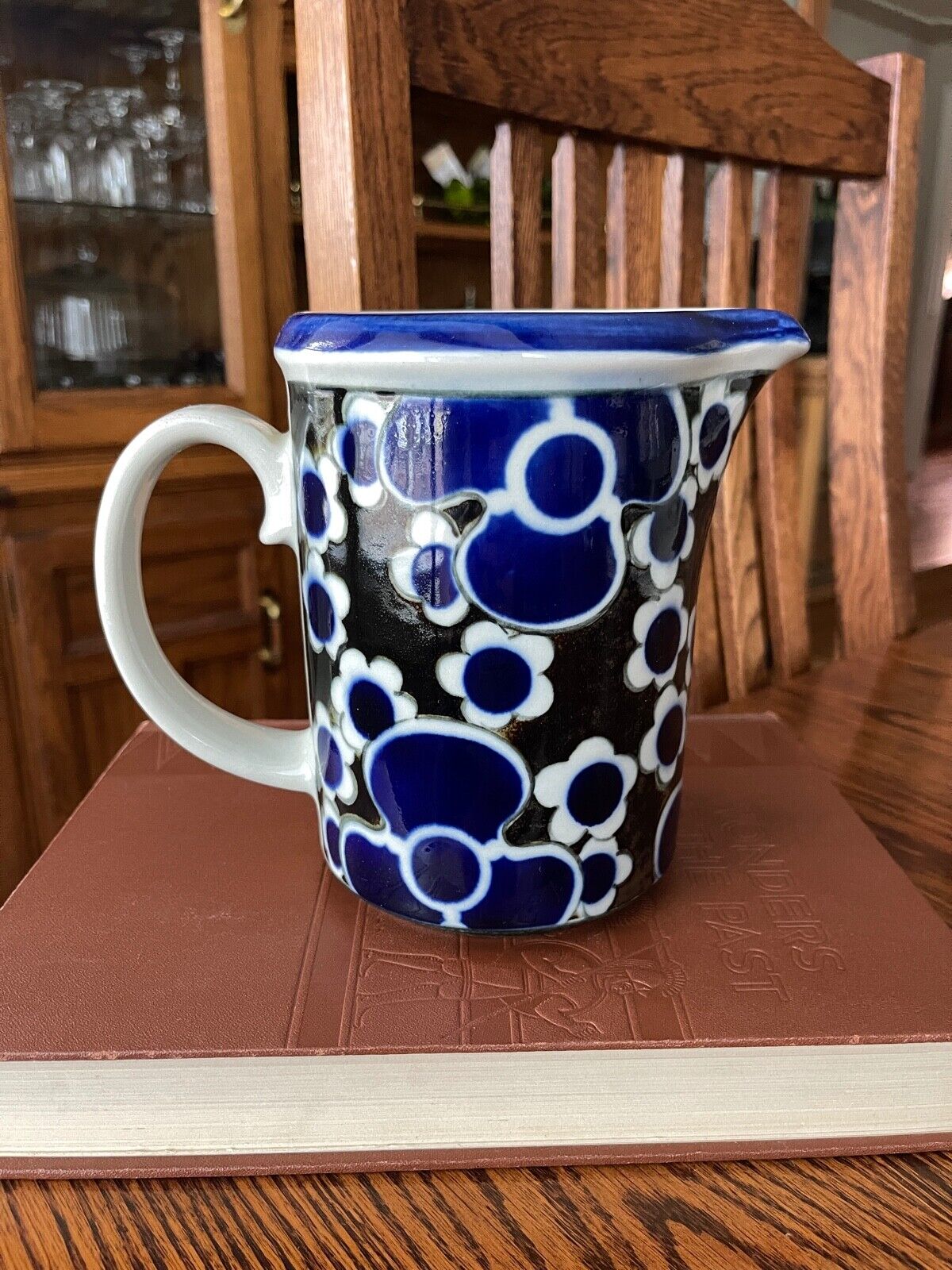 Read more about the article Vintage Arabia Finland SAARA Pitcher 6 1/2″ Tall 32 oz Exc Cobalt Blue