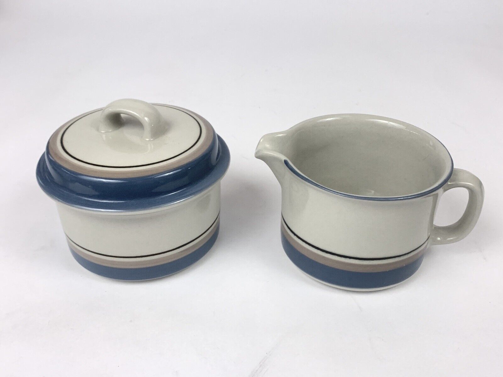 Read more about the article ARABIA OF FINLAND UHTUA SUGAR BOWL WITH LID AND CREAMER