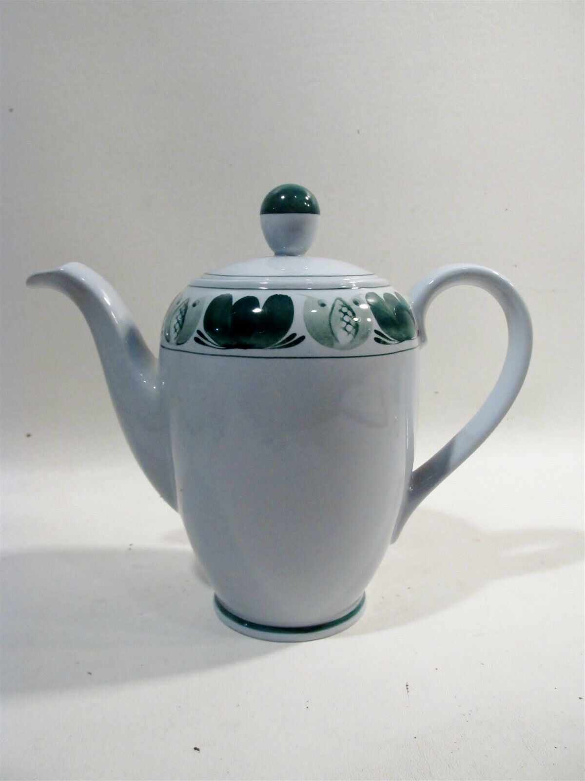 Read more about the article Midcentury Arabia Finland Green Laurel Coffee Pot