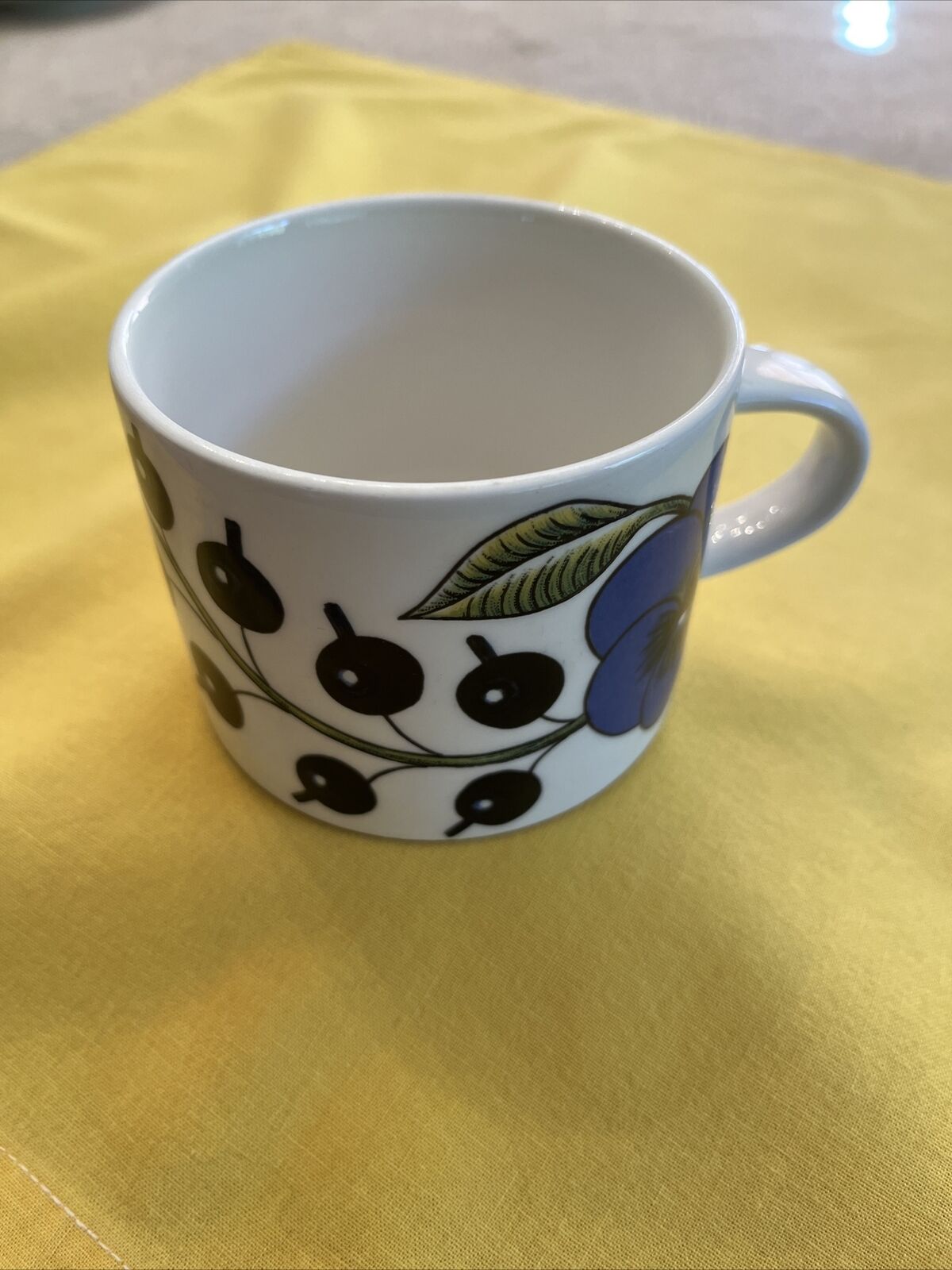 Read more about the article Arabia PARATIISI Flat Mug 8 oz Finland 1970’s Floral~Berries Blue Yellow EUC