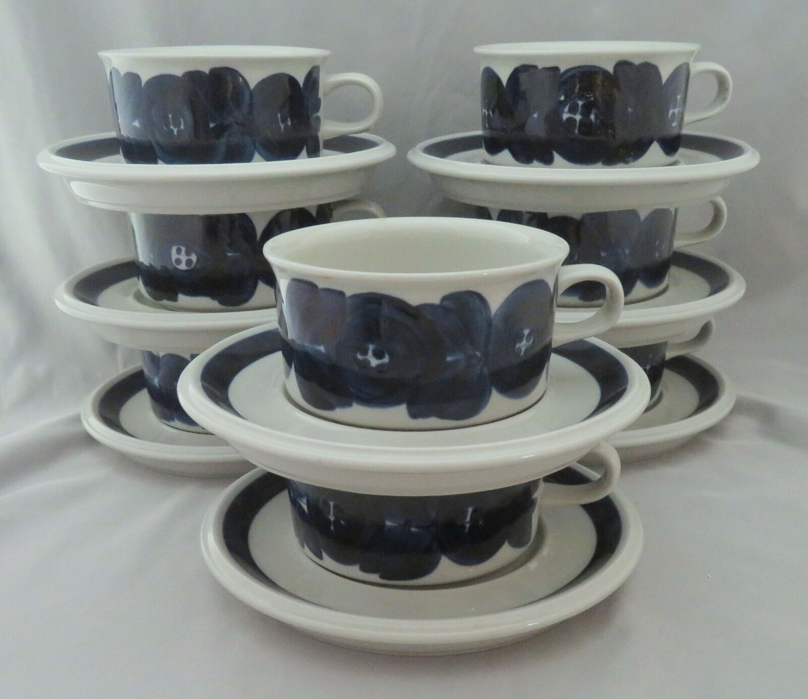 Read more about the article (8) ARABIA Finland Blue ANEMONE Flat Coffee Tea Mug Cup and Saucer Sets + BONUS NR