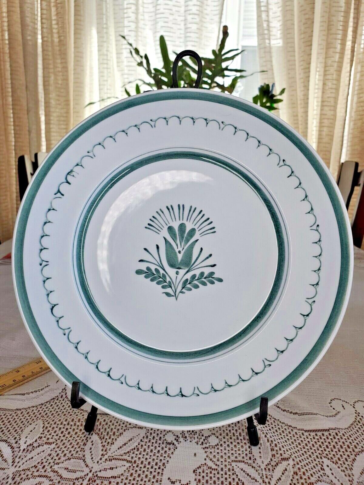 Read more about the article Arabia GREEN THISTLE Finland 2 Dinner Plates 10.25” Mid-Century Modern