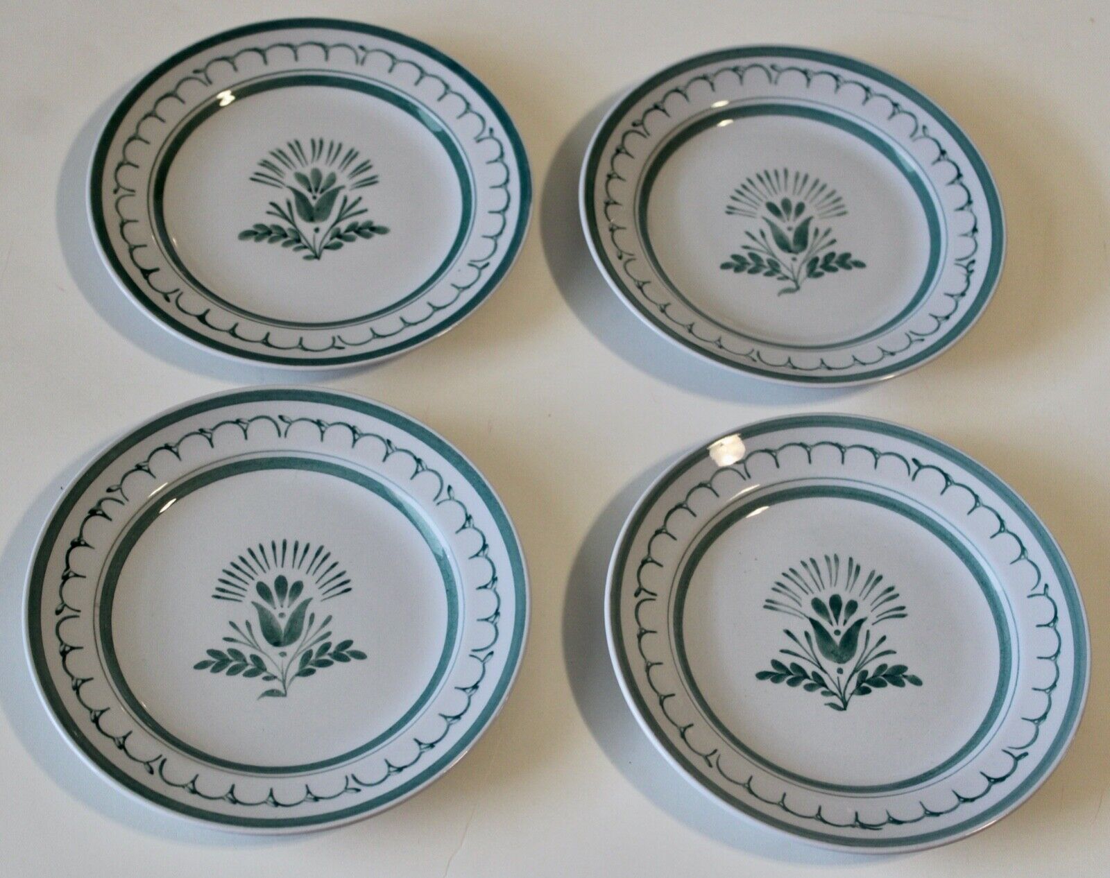 Read more about the article Arabia of Finland Green Thistle Bread and Butter Plates Set of 4 White 5 3/4″