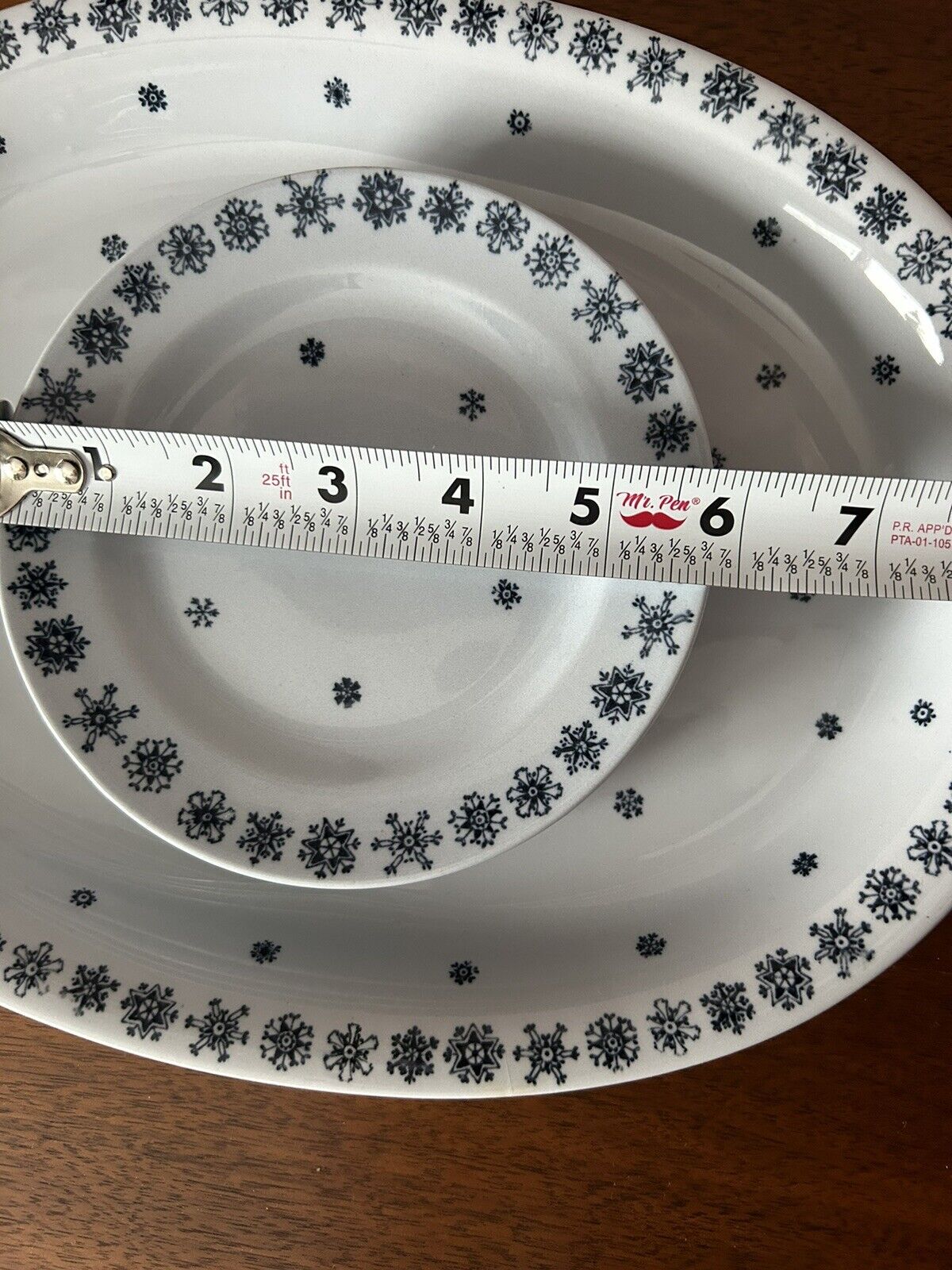 Read more about the article Arabia of Finland SNOWFLAKE 12″ Oval Platter and 4 Dessert Plates Set Winter Xmas