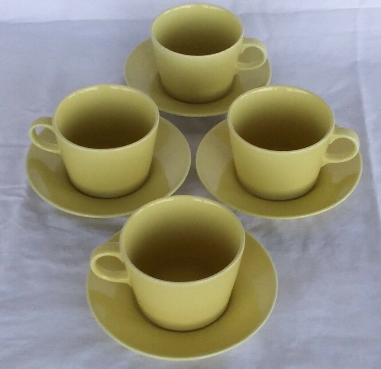 Read more about the article Arabia Finland Kaj Franck Kilta Teema Yellow Cups and Saucers Set of 4 (8 pieces)