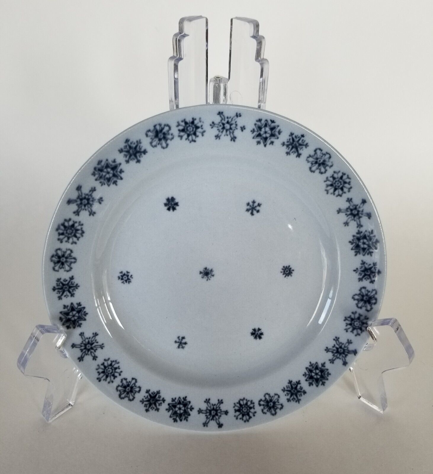 Read more about the article Vtg Arabia Finland SNOWFLAKE Bread and Butter Plate