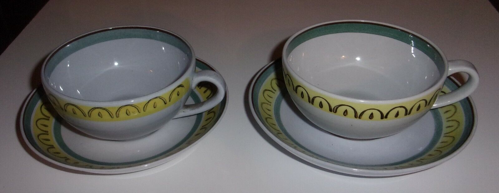 Read more about the article 2 Arabia Finland Crown Band Tea Cups and Saucers