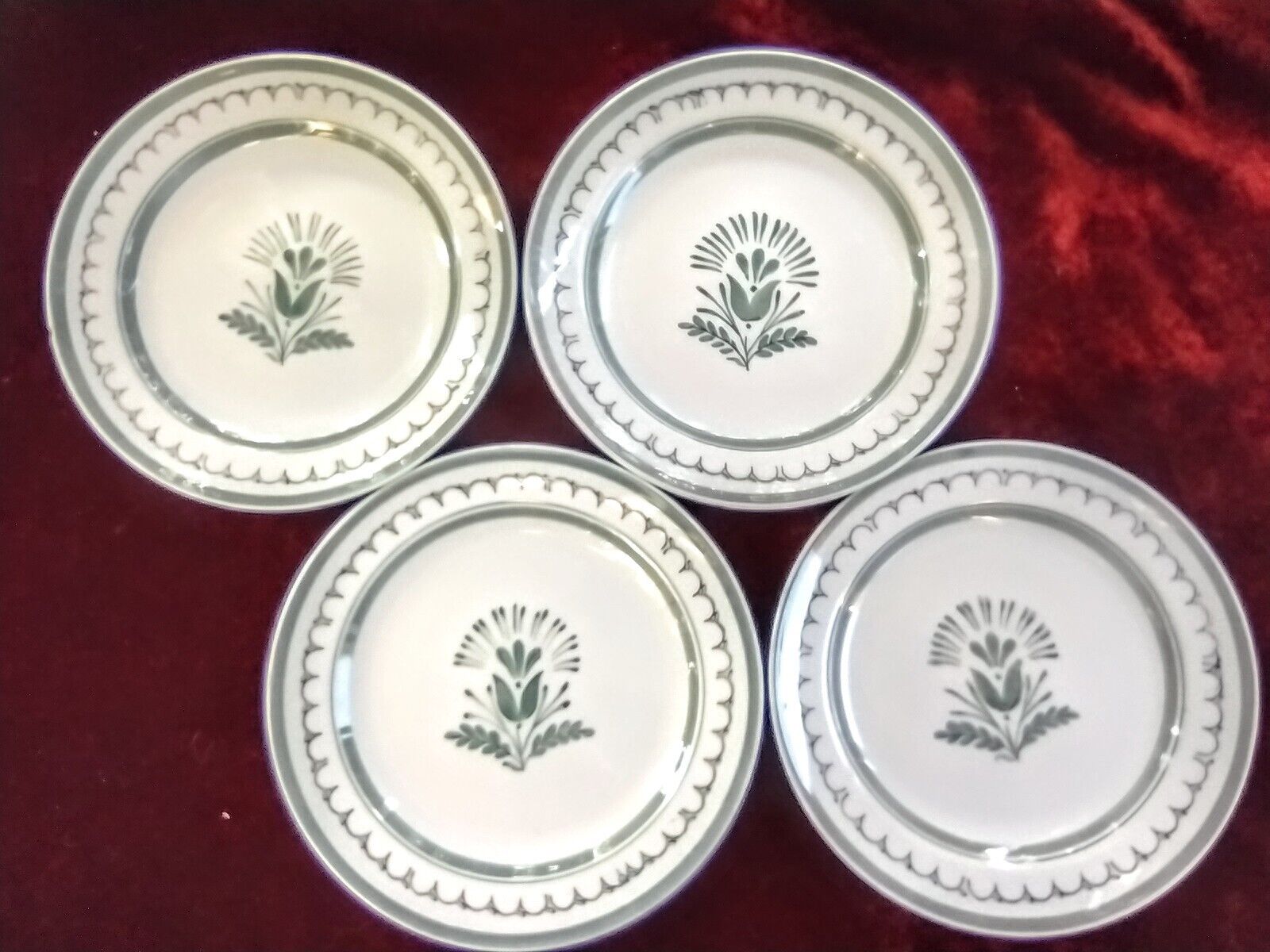 Read more about the article Green THISTLE Arabia FINLAND HAND PAINTED Lunch Plates x4 7.75″