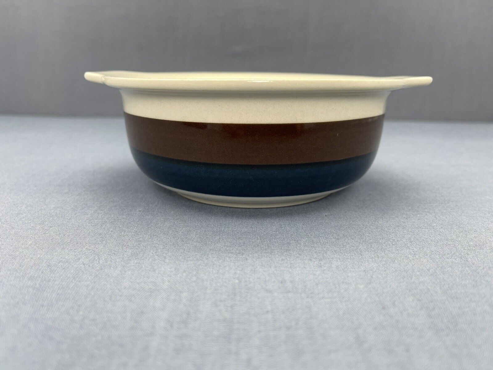 Read more about the article ARABIA Finland KAIRA Blue and Brown Bands 6 1/2 LUGGED CEREAL BOWL