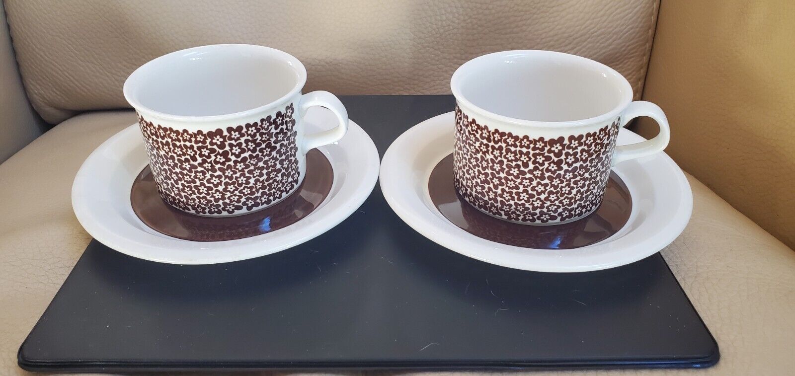 Read more about the article Arabia Faenza Little Brown Flower Cup And Saucer Inkeri Leivo. Finland. Set of 2