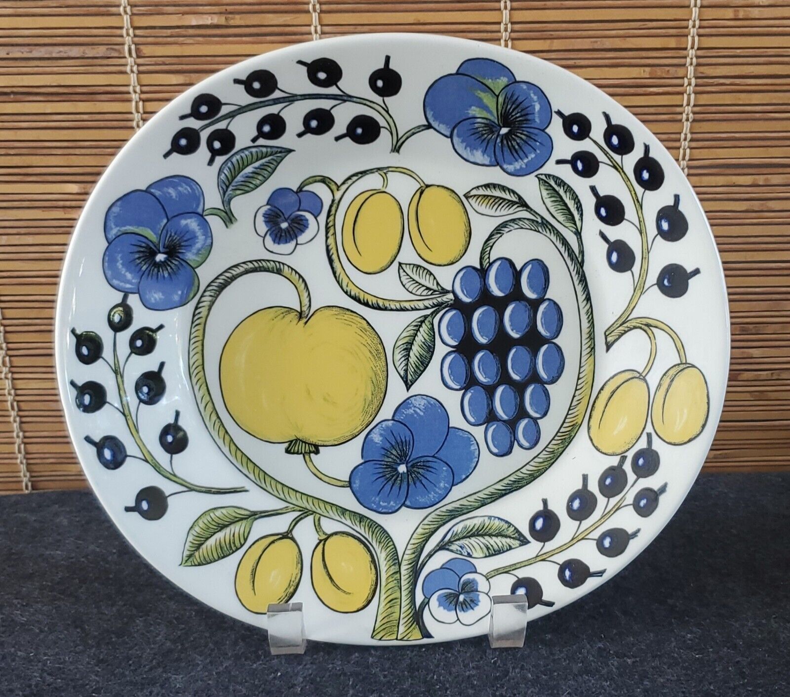 Read more about the article Arabia Finland Paratiisi Luncheon Plate Oval 9-3/4in x 9in