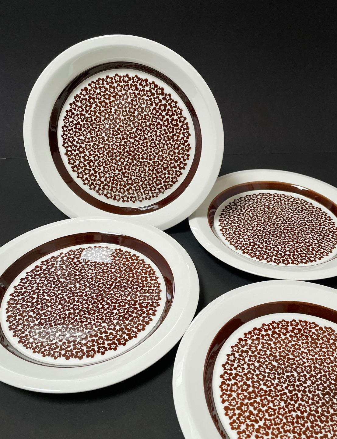 Read more about the article 4x VINTAGE ARABIA FINLAND FAENZA BROWN FLOWER 20cm LUNCHEON / SIDE PLATES