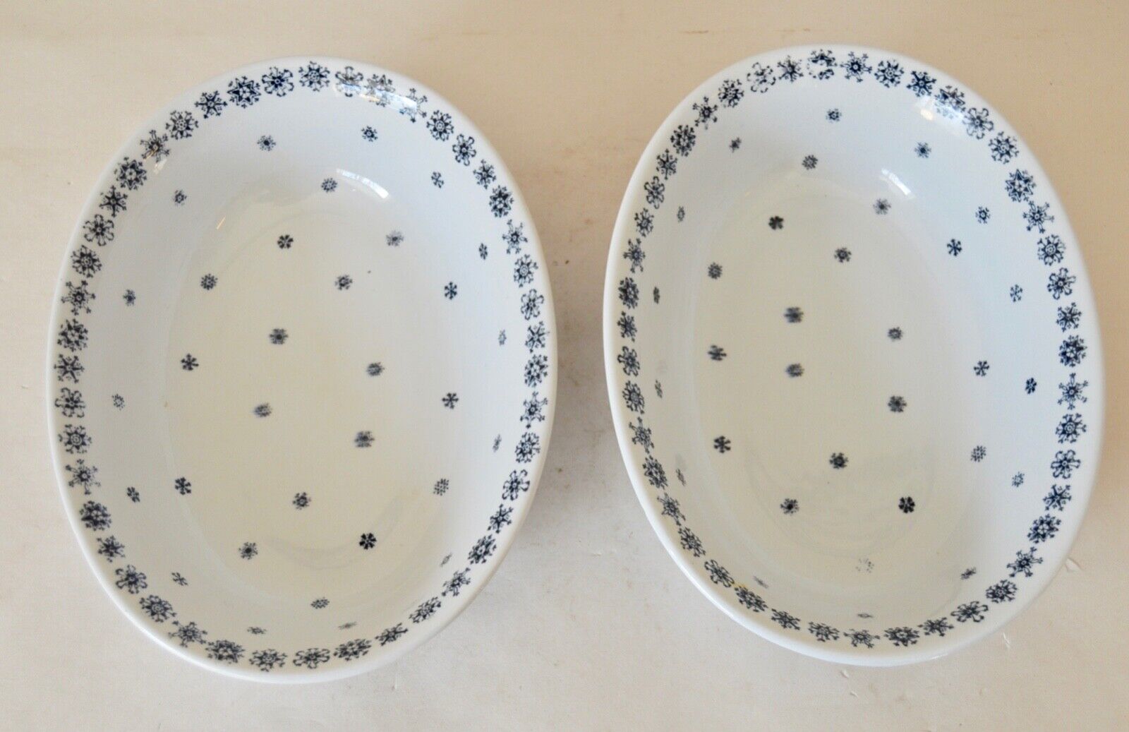 Read more about the article 2 ARABIA FINLAND BLUE + WHITE SNOWFLAKE SERVING BOWLS