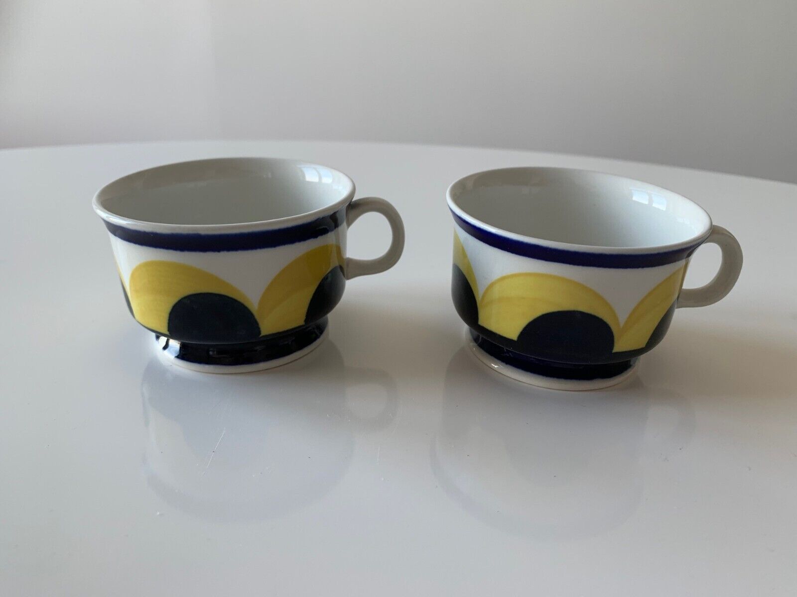 Read more about the article Set 2 MCM Arabia Finland PAJU Demitasse Cup Anja Jaatinen Winquist Blue Yellow
