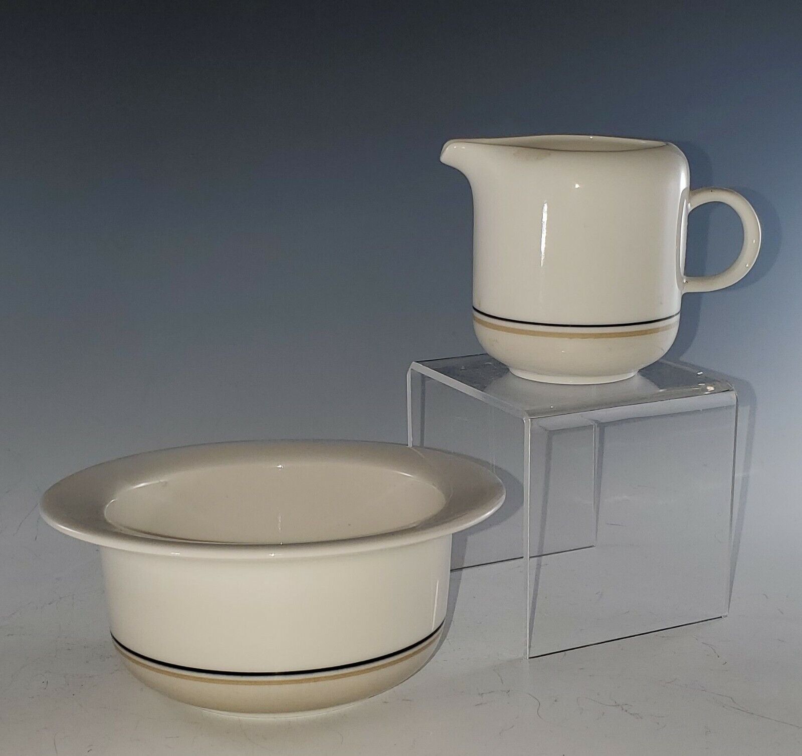 Read more about the article 1985 Arabia Finland SEITA ARCTICA Cream Pitcher and OPEN SUGAR Bowl  MINT