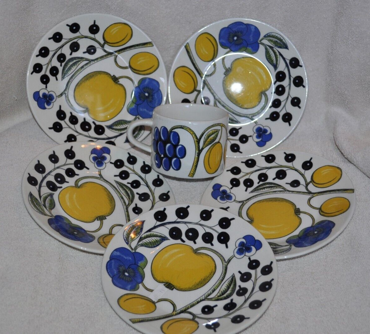 Read more about the article Arabia Paratiisi Plate 6 3/4” Arabia Finland set of 5 and mug