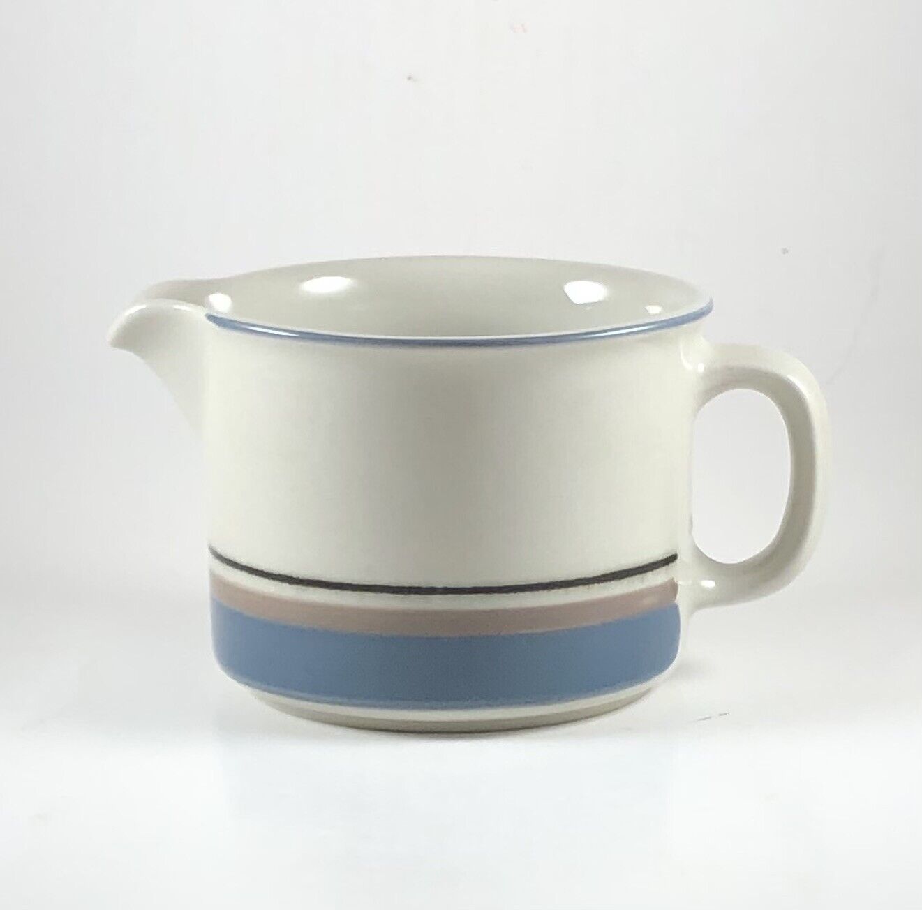 Read more about the article Vintage Arabia Finland Uhtua Creamer Pitcher Jug Inkeri Leivo 1980s.