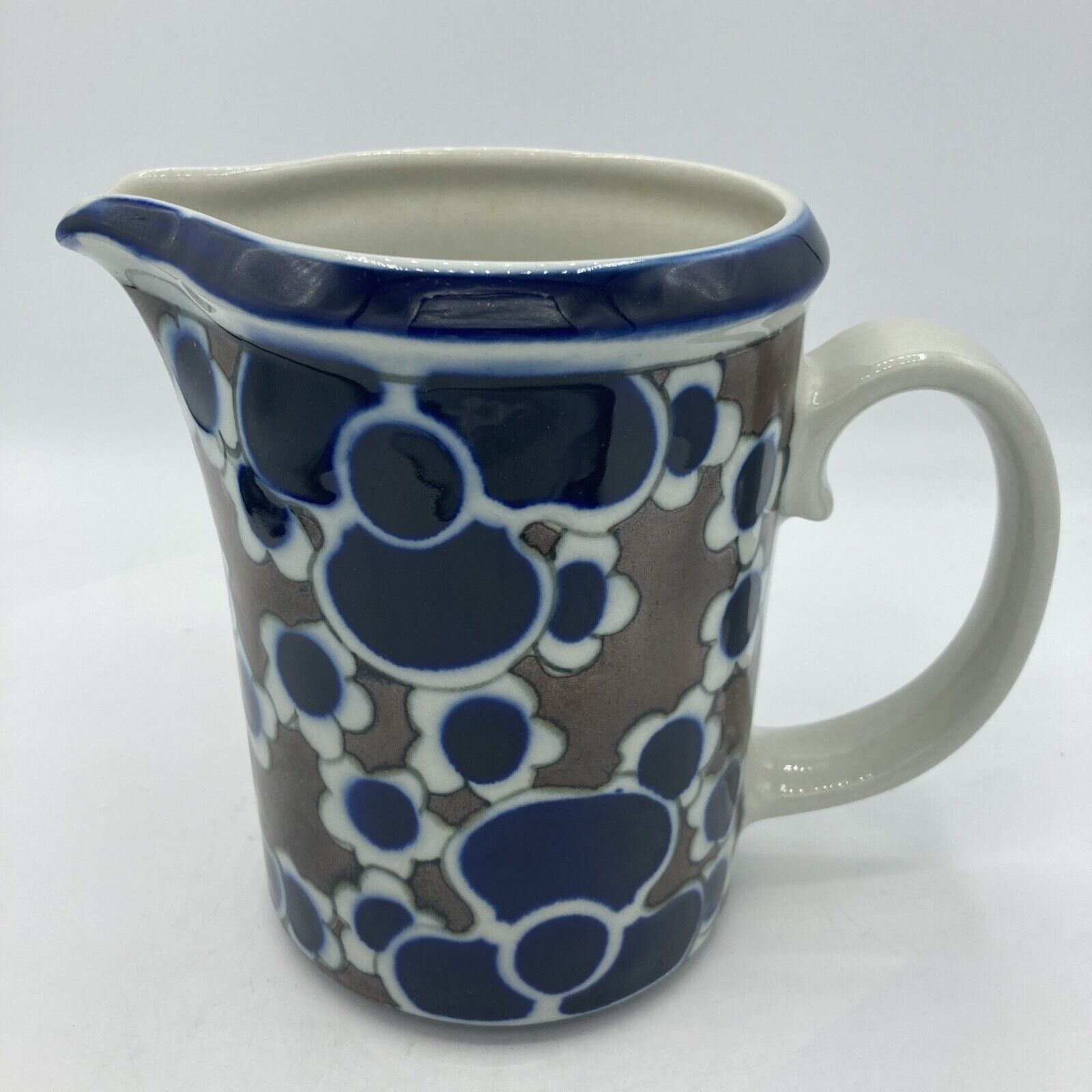 Read more about the article Vintage Arabia Wartsila Finland SAARA Pitcher 6 1/2″ Tall 32 oz Cobalt Blue