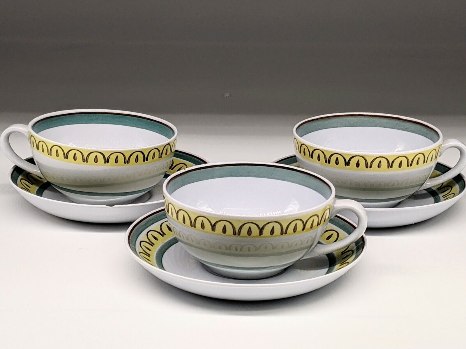 Read more about the article 3 Arabia Finland Crownband Cup and saucers