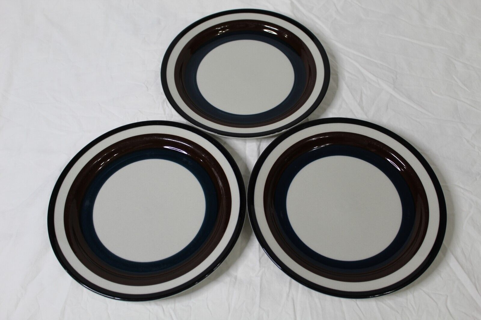 Read more about the article 3x – Arabia Kaira 10″ Dinner Plates Navy and Brown Ring Finland Handpainted