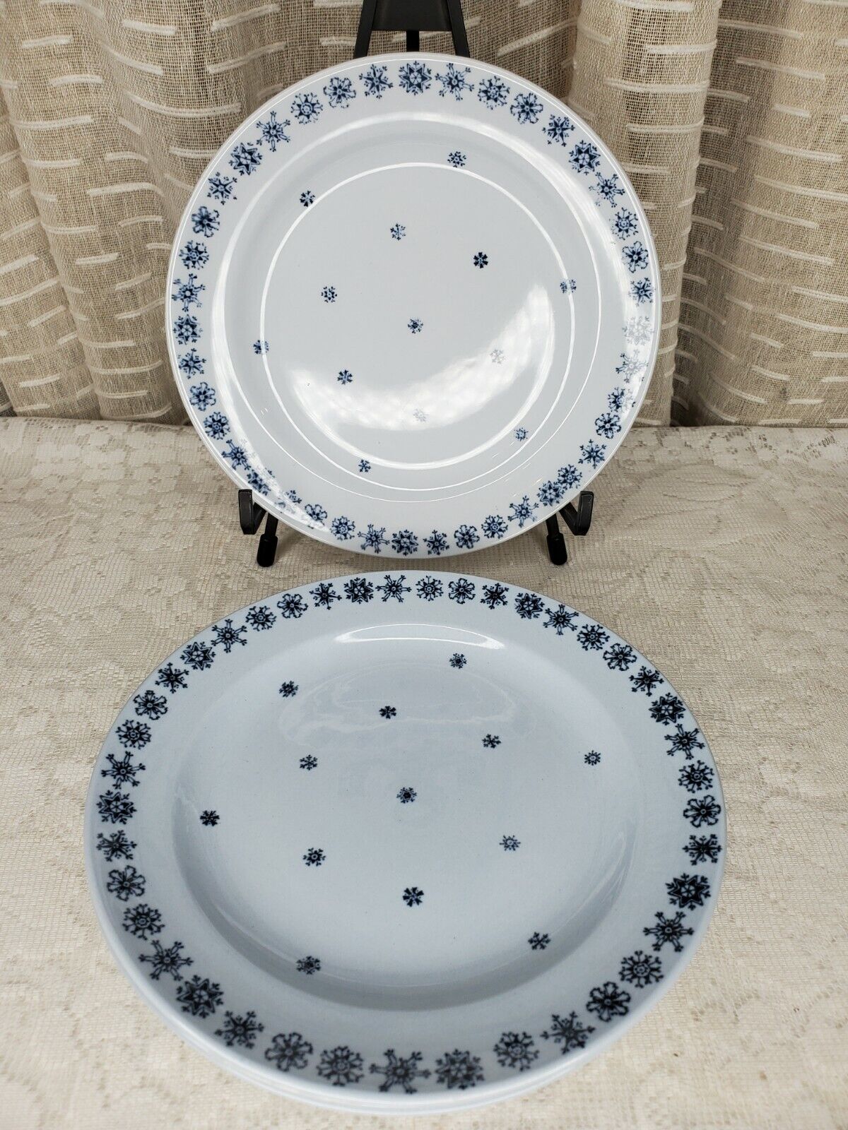 Read more about the article Arabia Snowflake Salad  dessert Plates Set Of 4 Blue and White  7 5/8″