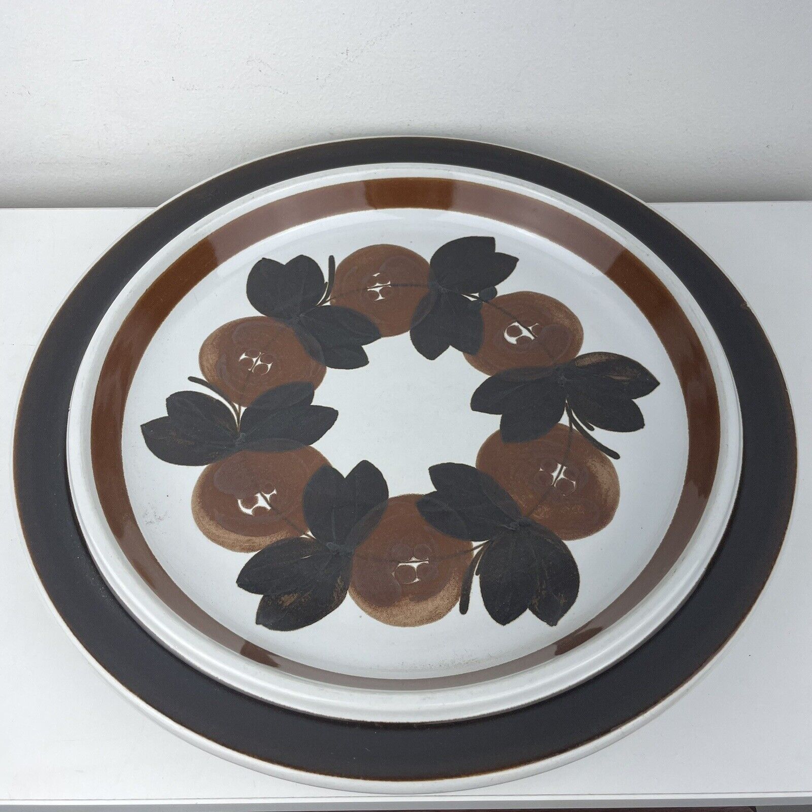Read more about the article Rosmarin Arabia Finland Brown Anemone 33cm Serving Plate Ulla Procope 1970s 70s