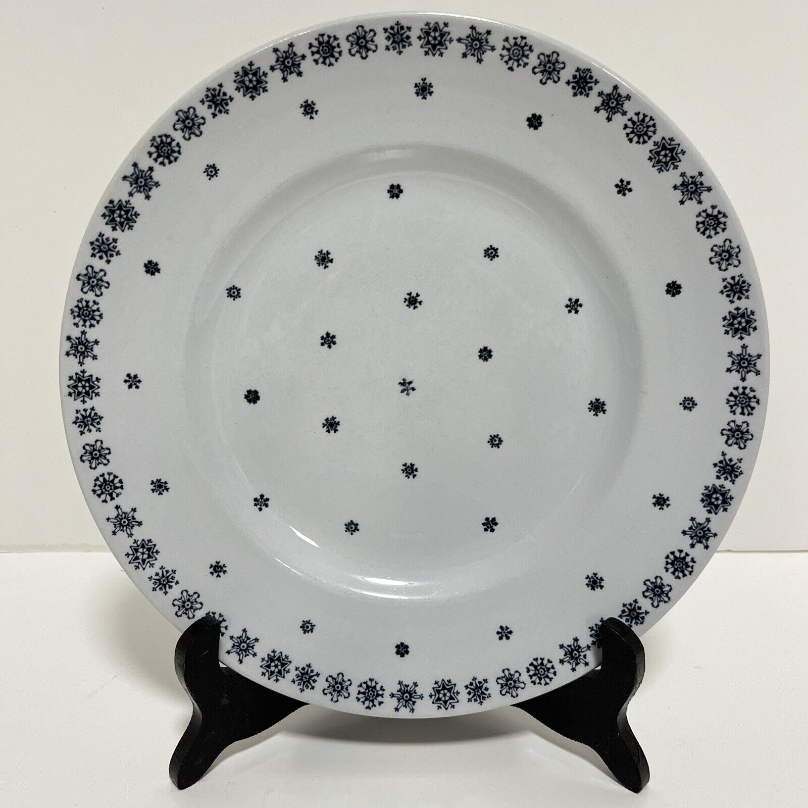 Read more about the article 7 Arabia Snowflake Dinner Plates –  10 1/2″ Diameter – Finland