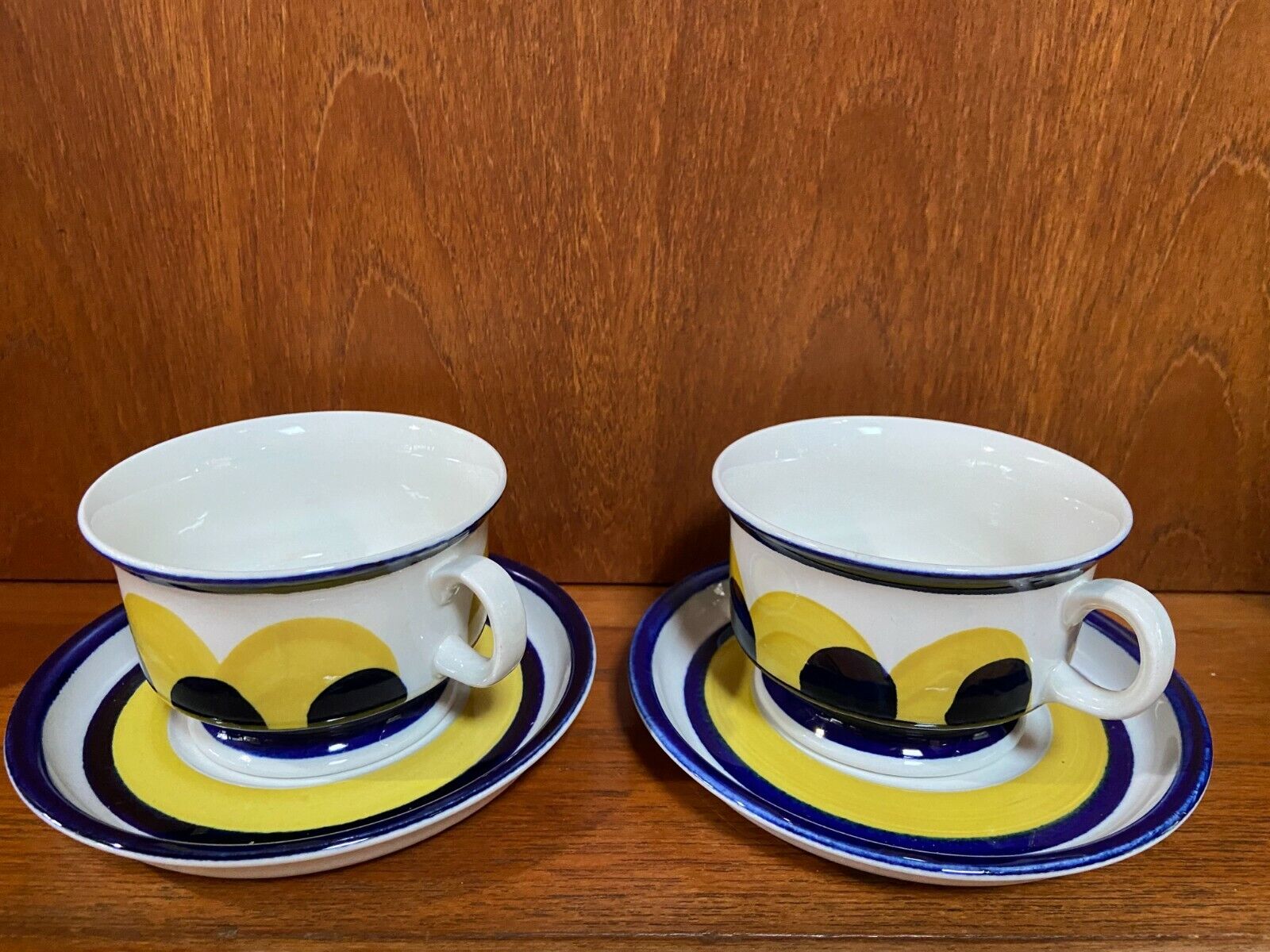 Read more about the article Arabia Finland PAJU YELLOW / MERI BLUE Plates Bowls Mid Century Modern CHOICE