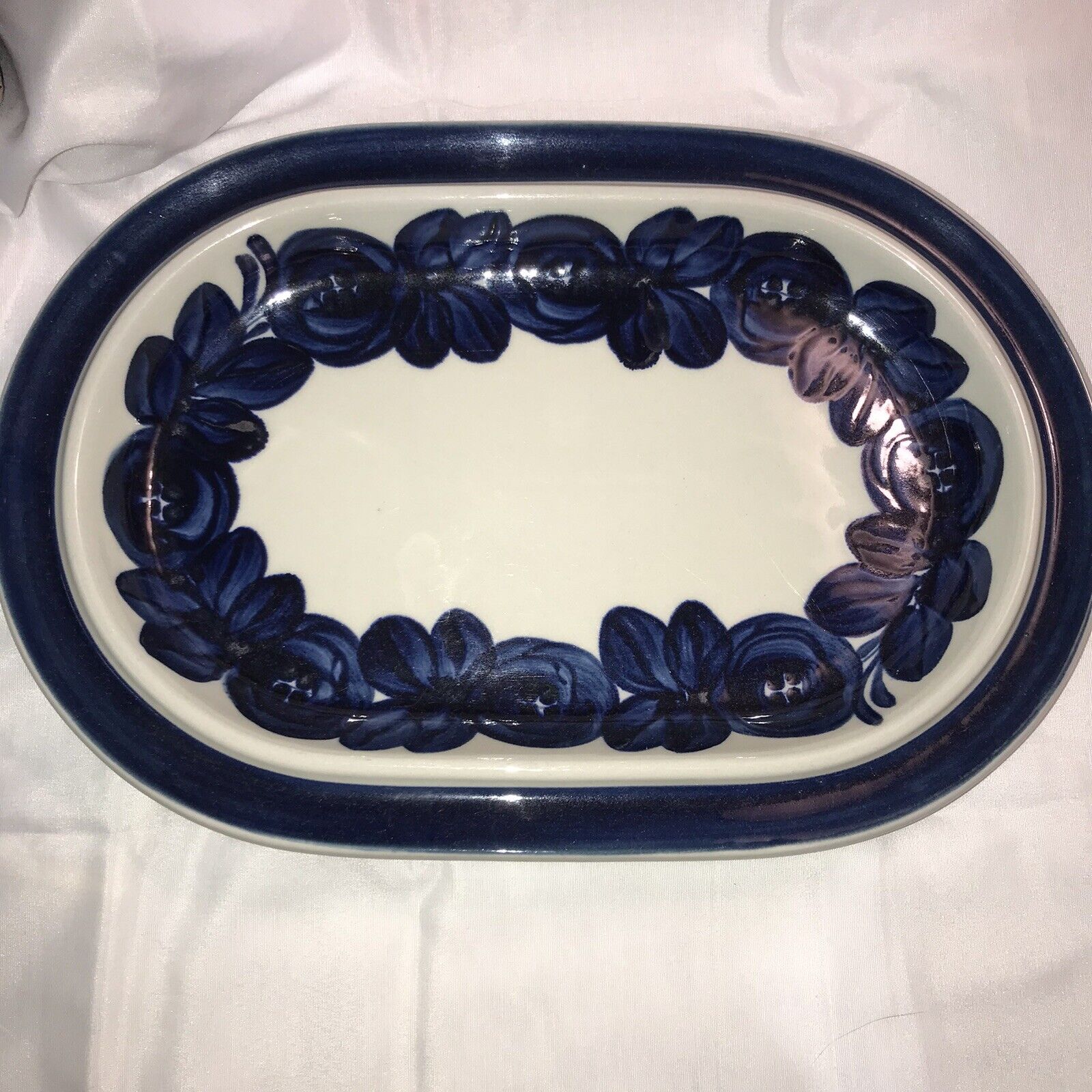 Read more about the article Vintage Arabia Finland Anemone Blue Serving Platter Ulla Procope  Signed 14.25″