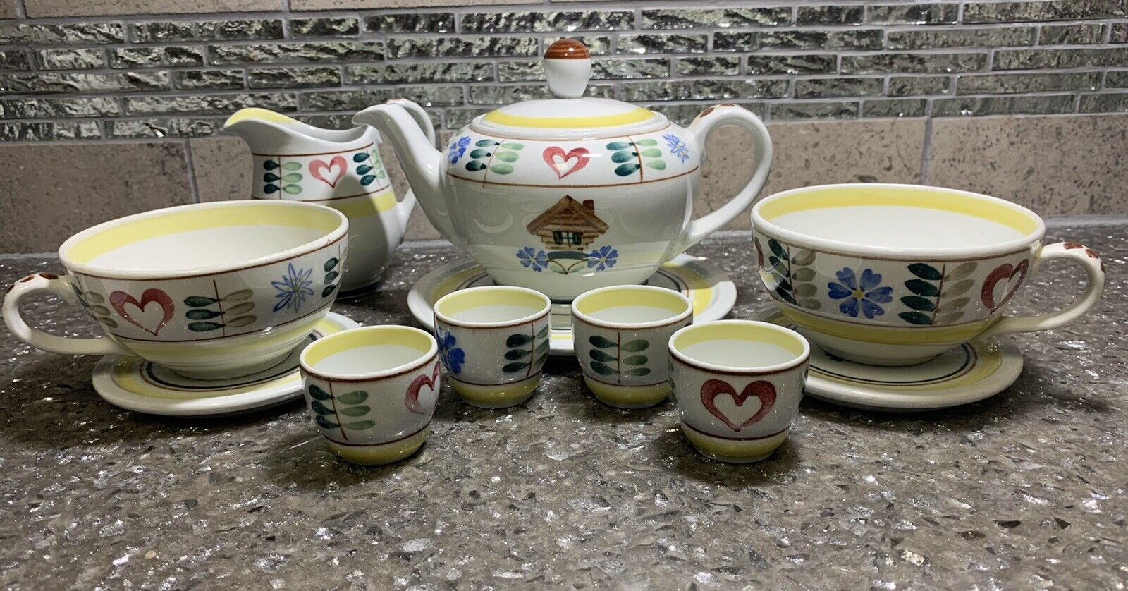 Read more about the article ARABIA FINLAND 1950s HANDPAINTED PIRTTI BROWN HOUSE 11 PIECE TEA SET **EUC**