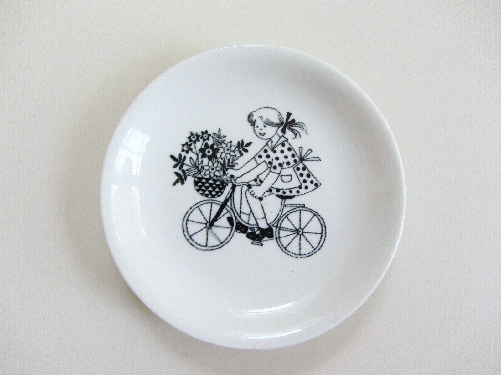 Read more about the article VTG 1960s ARABIA Finland 3.75″ Collector Plate Girl Riding Bicycle Emilia Series