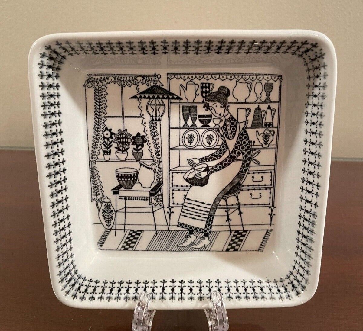 Read more about the article Vintage ARABIA of Finland Emilia Dish by Raija Uosikkinen          5 3/8″ Square