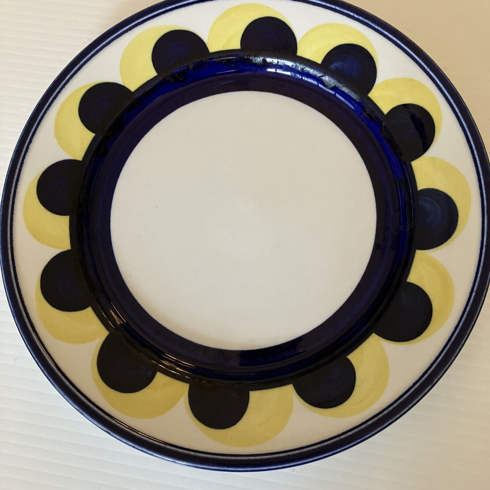 Read more about the article MID CENTURY ARABIA FINLAND SIGNED ANJA JAATINEN PAJU YELLOW DINNER PLATE- 10.25”