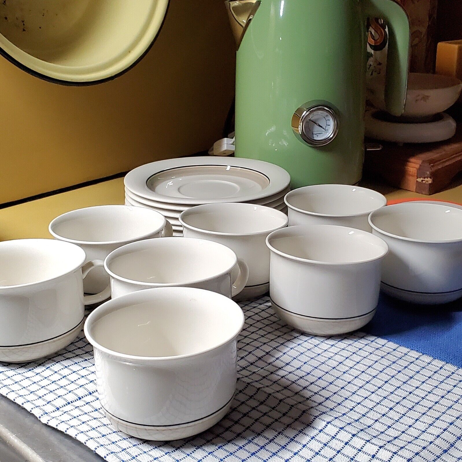 Read more about the article Set of Eight ARABIA FINLAND SEITA ARCTICA Tea Cups and Saucers MCM Vintage