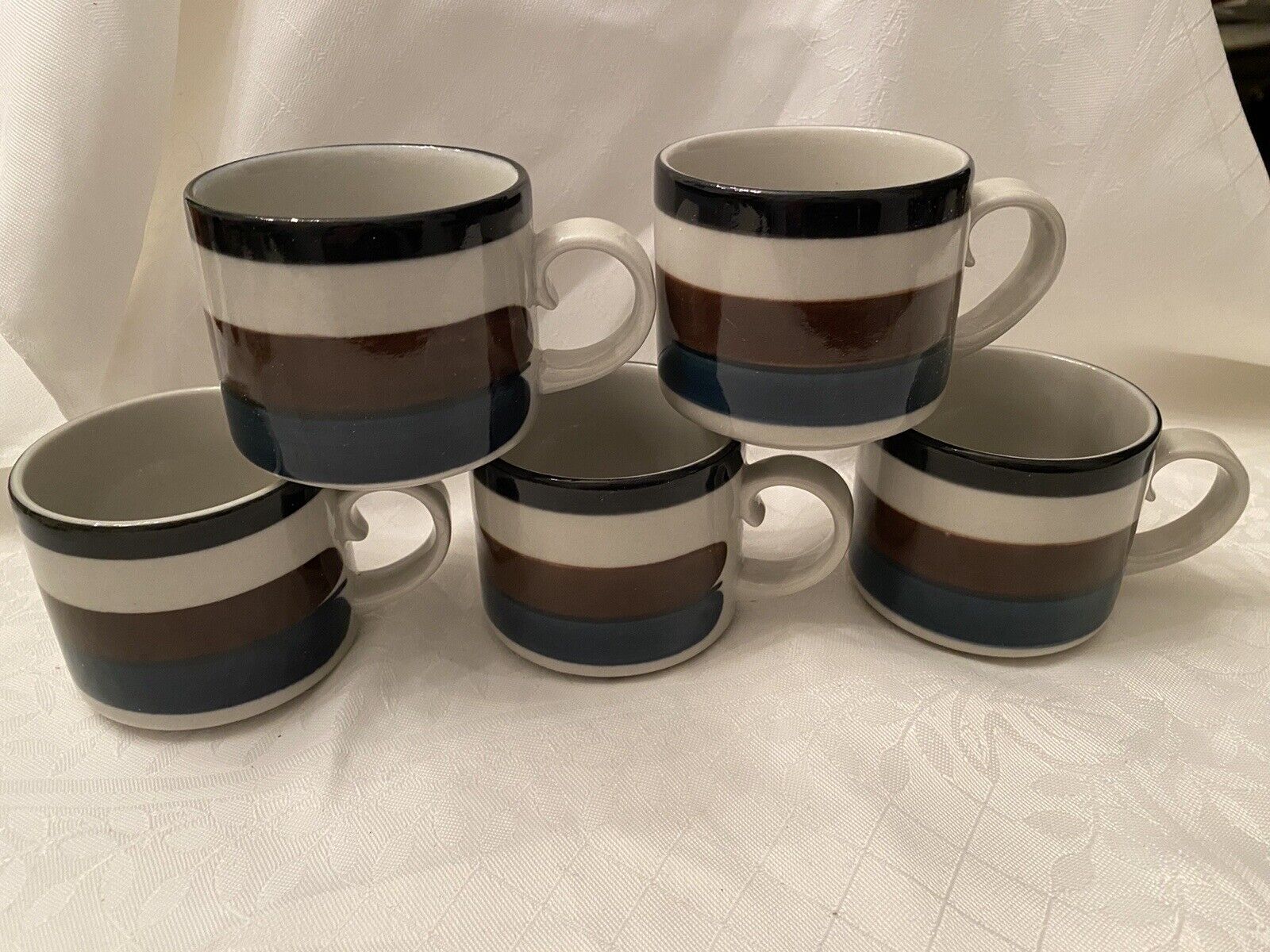 Read more about the article Vintage ARABIA KAIRA Lot of 5 Coffee Cups / Small Mugs