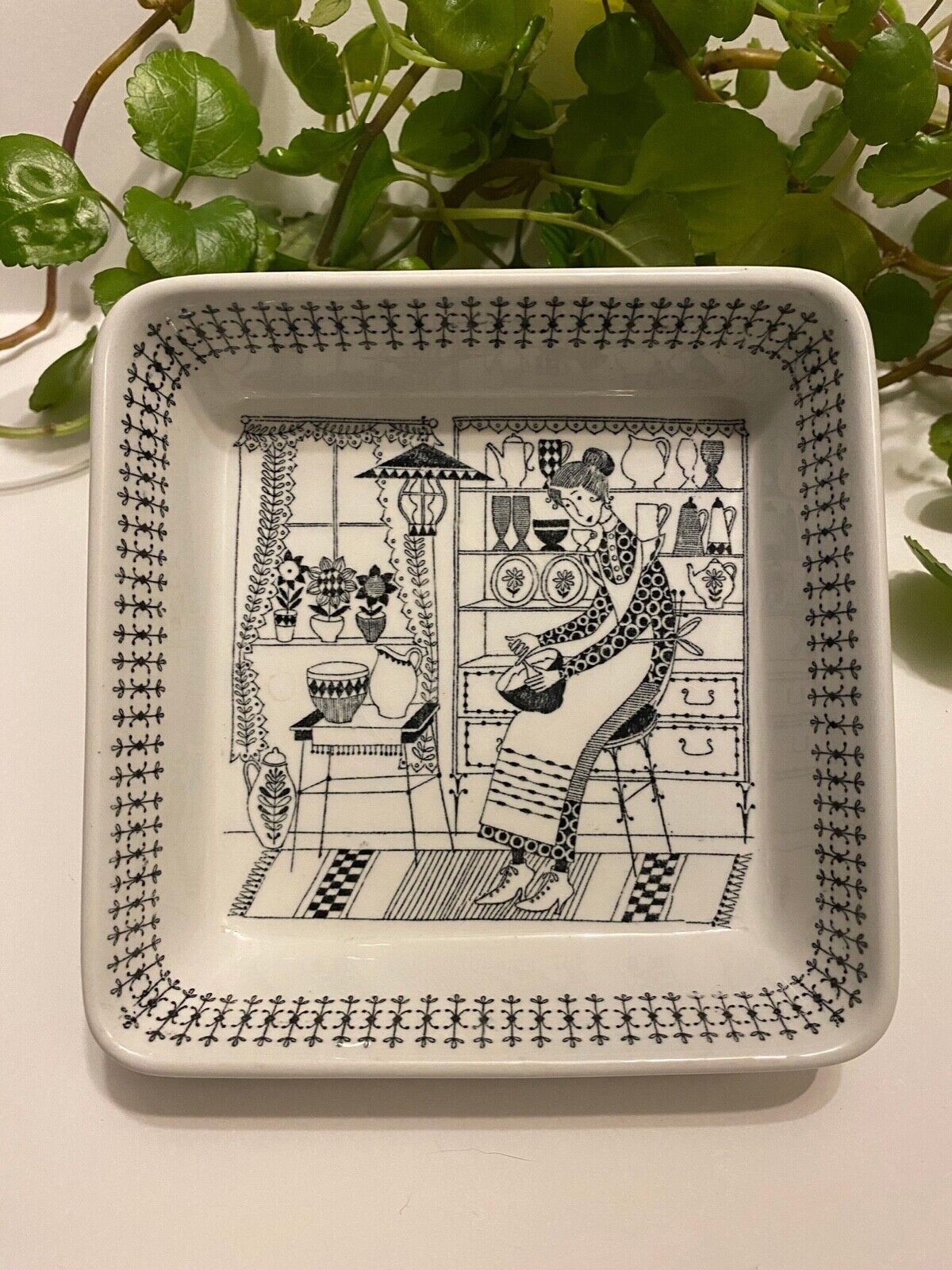 Read more about the article Vintage Arabia Finland Emilia Medium Size Square Dish by Raija Uosikkinen