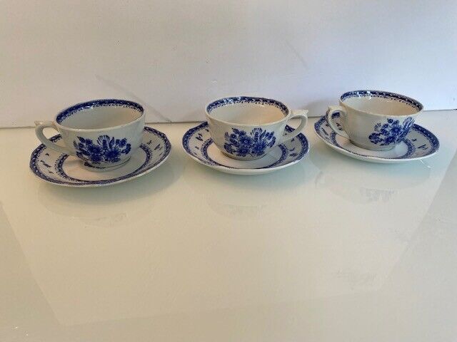 Read more about the article Set of (3) Vintage Old Blue Finn Flower ARABIA Tea Cups and Saucers