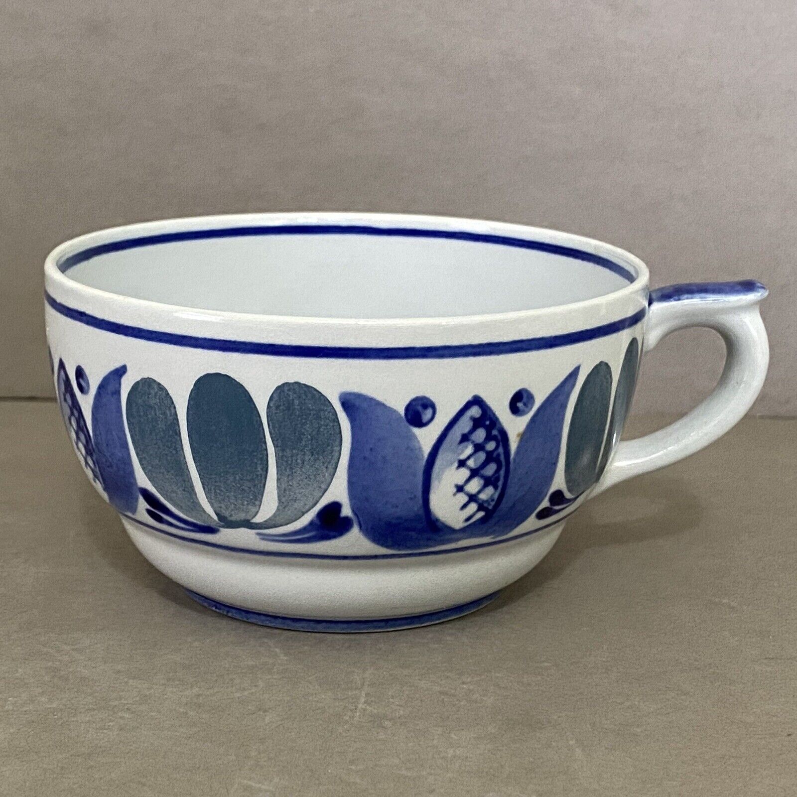 Read more about the article Arabia Finland Blue Laurel Flat Cup Light and Dark Blue Flowers 1932-49 Backstamp