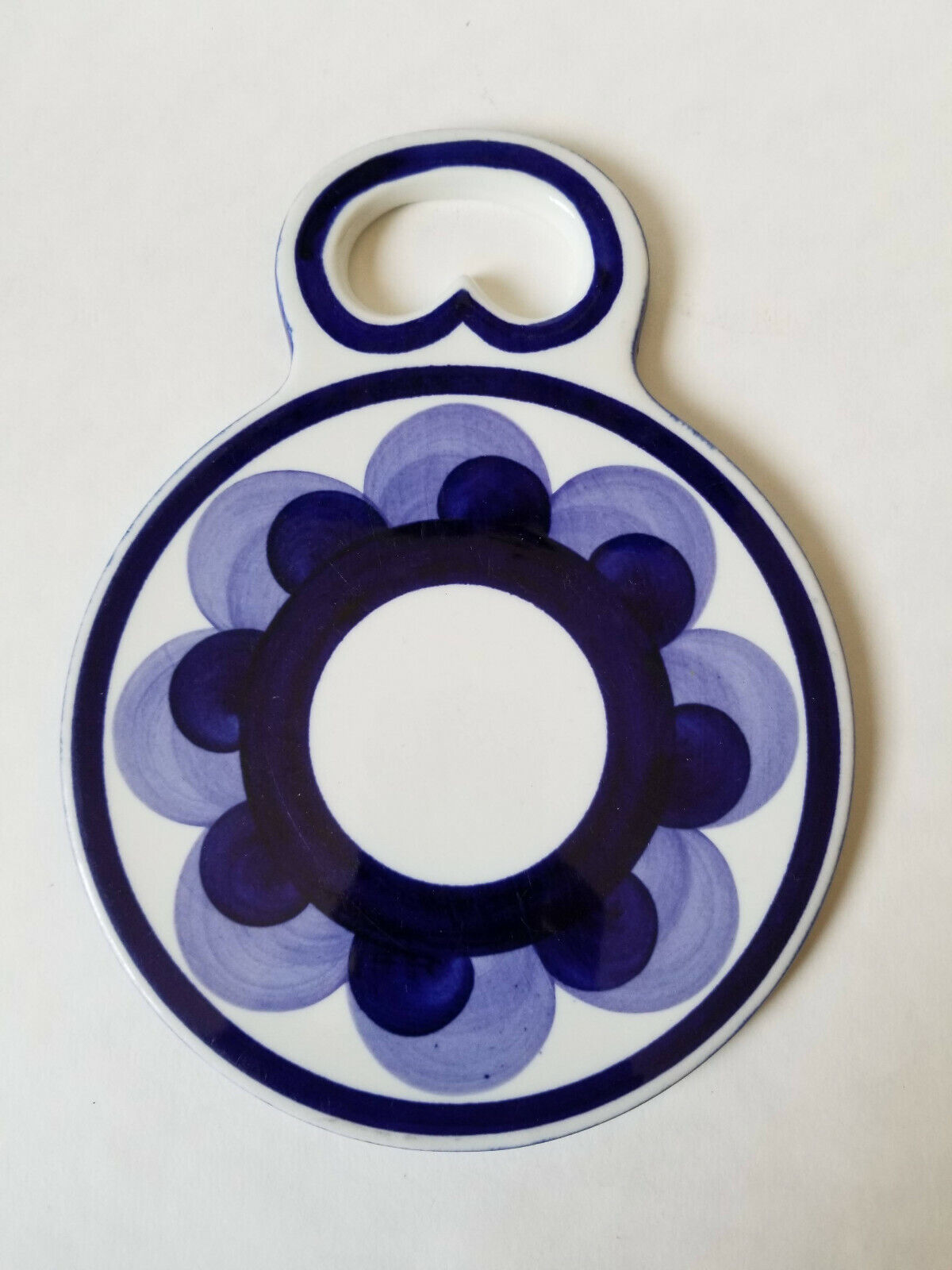 Read more about the article Arabia Finland Paju Ceramic Trivet Cutting Board Blue Anja Jaatinen Winquist