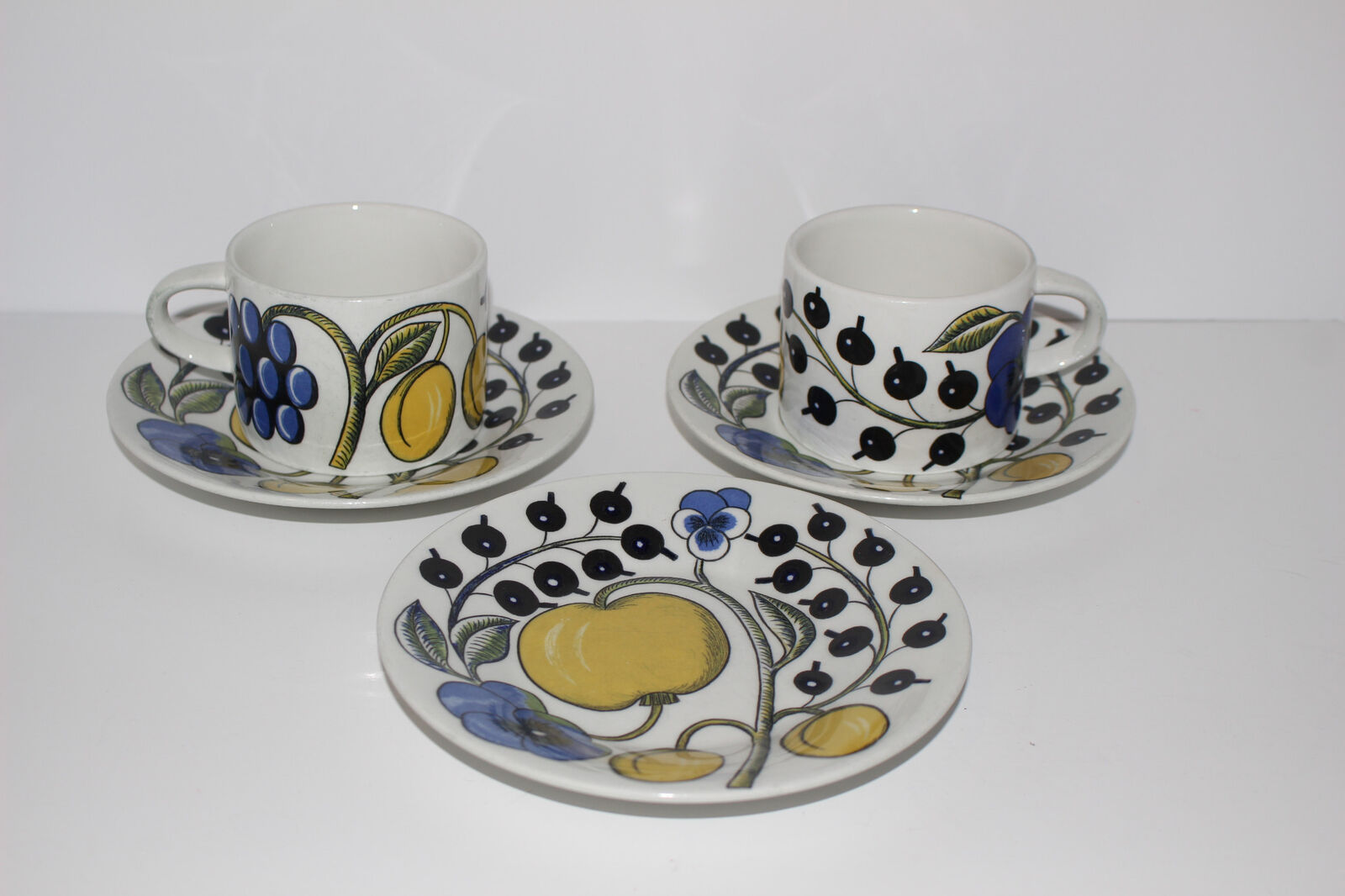 Read more about the article 2 VINTAGE ARABIA FINLAND PARATIISI CUPS and 3 SAUCERS-CHIPS