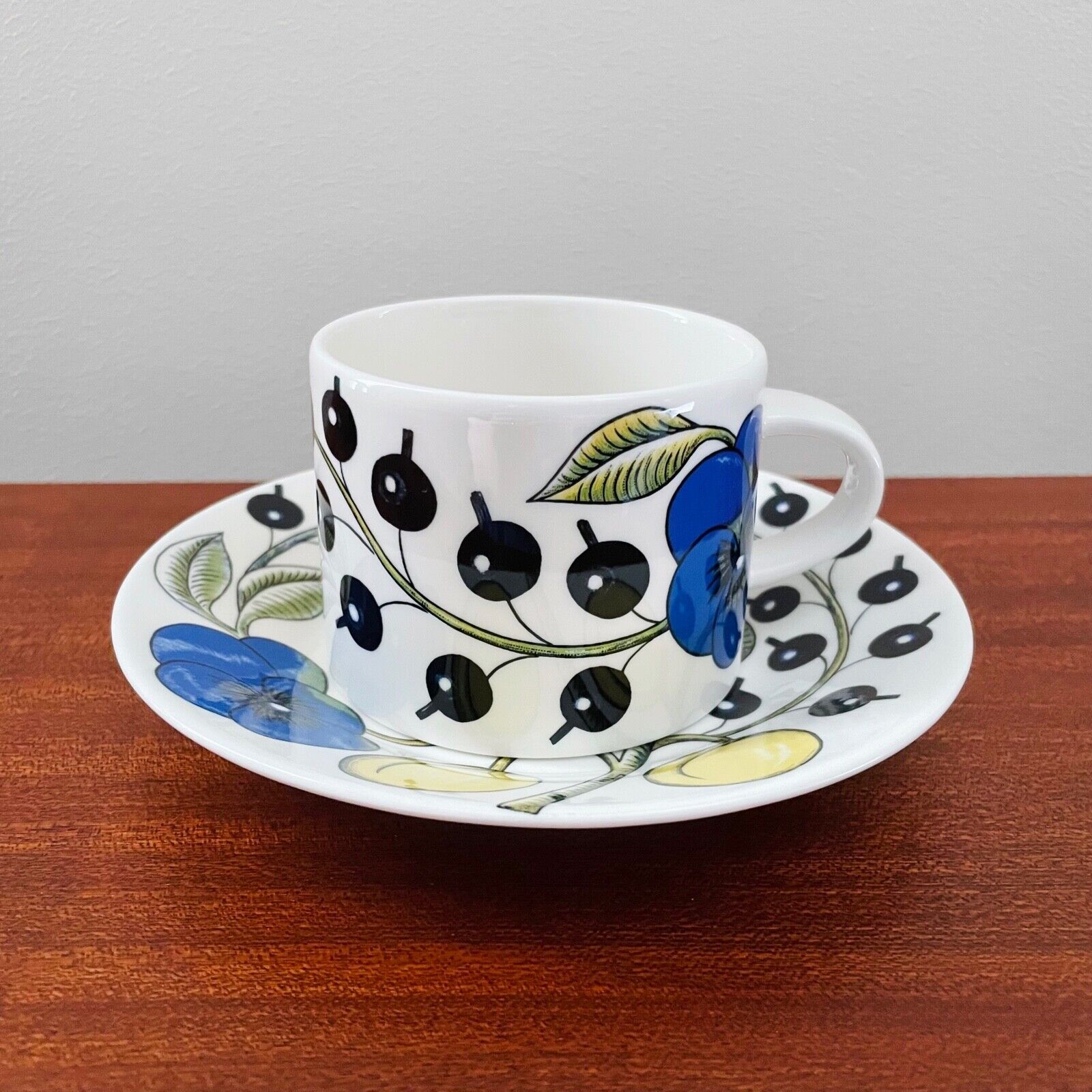 Read more about the article Vintage Arabia Finland Paratiisi Tea Cup with Saucer