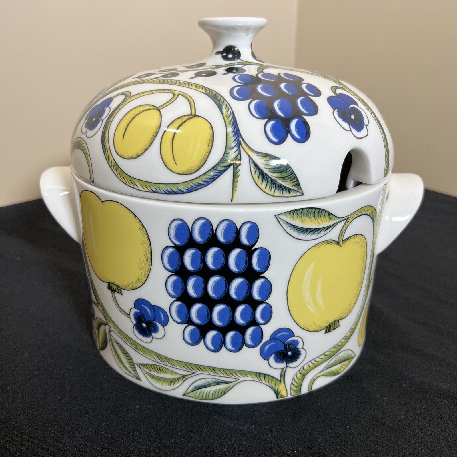 Read more about the article Vintage Arabia Finland Paratiisi w/lid  Soup Tureen Porcelain Yellow Blue Floral