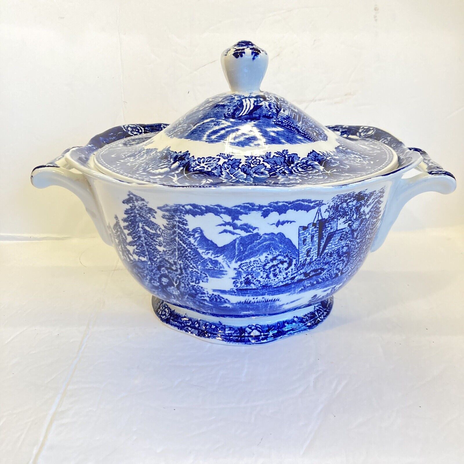 Read more about the article Vtg Arabia Finland Landscape Blue White Soup Tureen w/Lid Serving Dish STUNNING