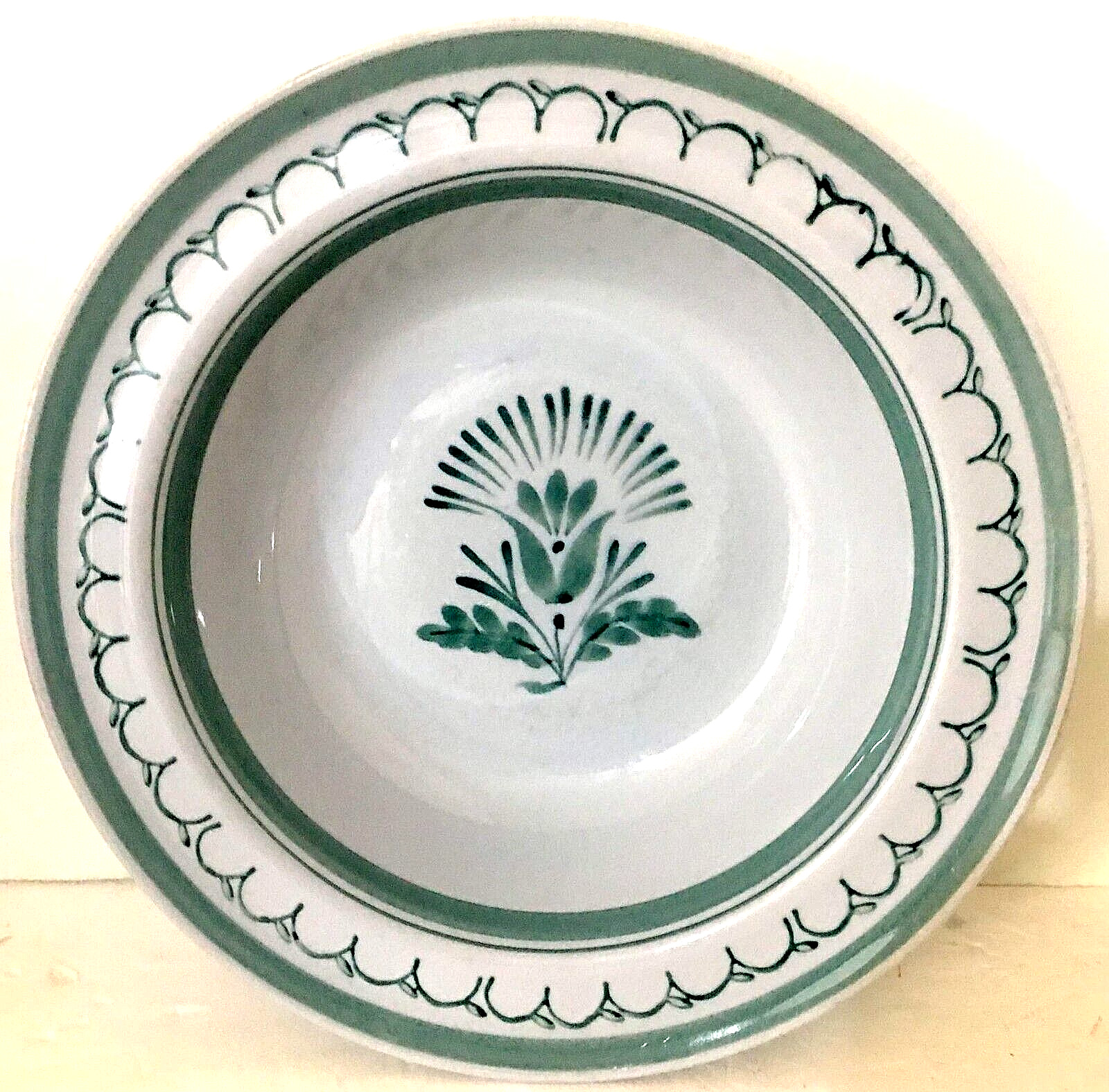 Read more about the article Arabia Finland Green Thistle Rimmed Cereal Bowl 1.25″H 6.5″ diam EUC