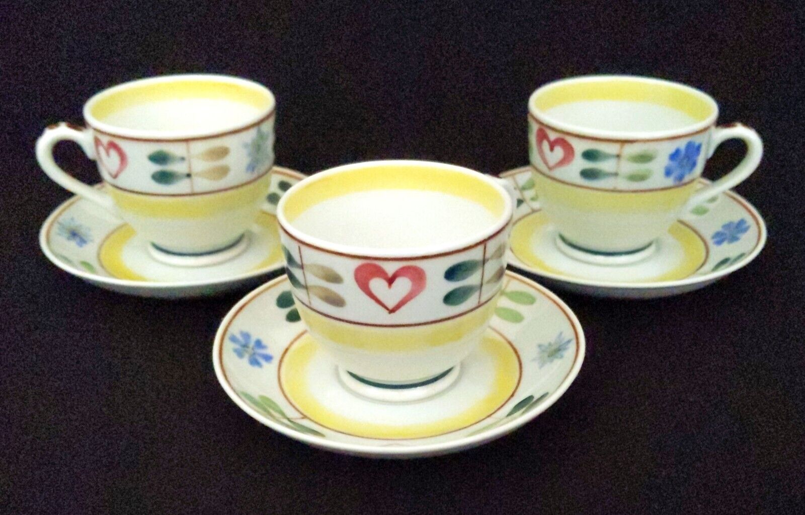 Read more about the article (3) Arabia Finland ~ PIRTTI ~ Demitasse  Cups and Saucers ~ Hearts and Flowers