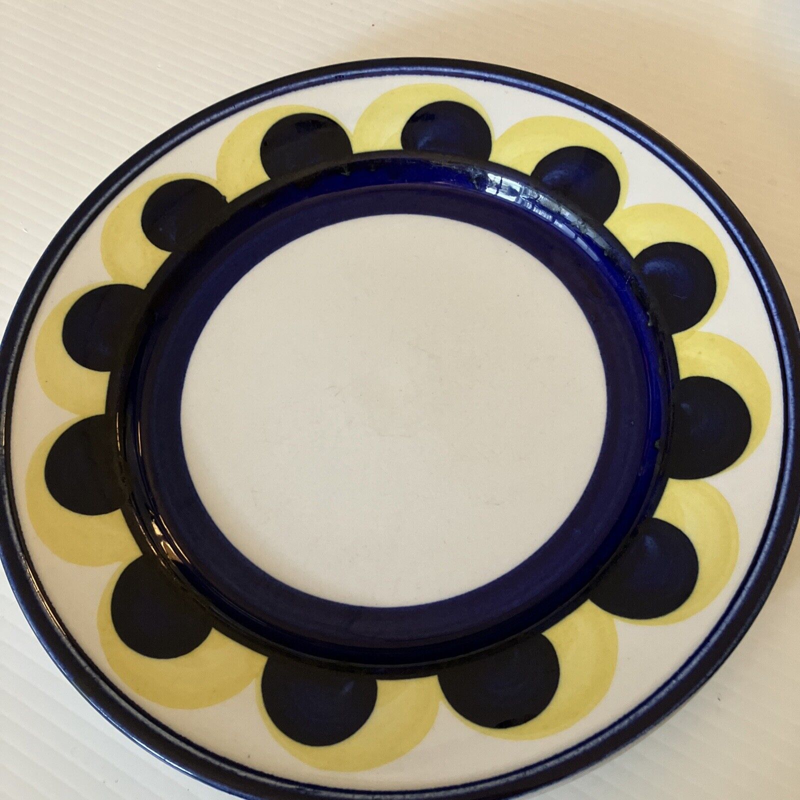 Read more about the article MID CENTURY ARABIA FINLAND SIGNED ANJA JAATINEN PAJU YELLOW DINNER PLATE- 10.25”