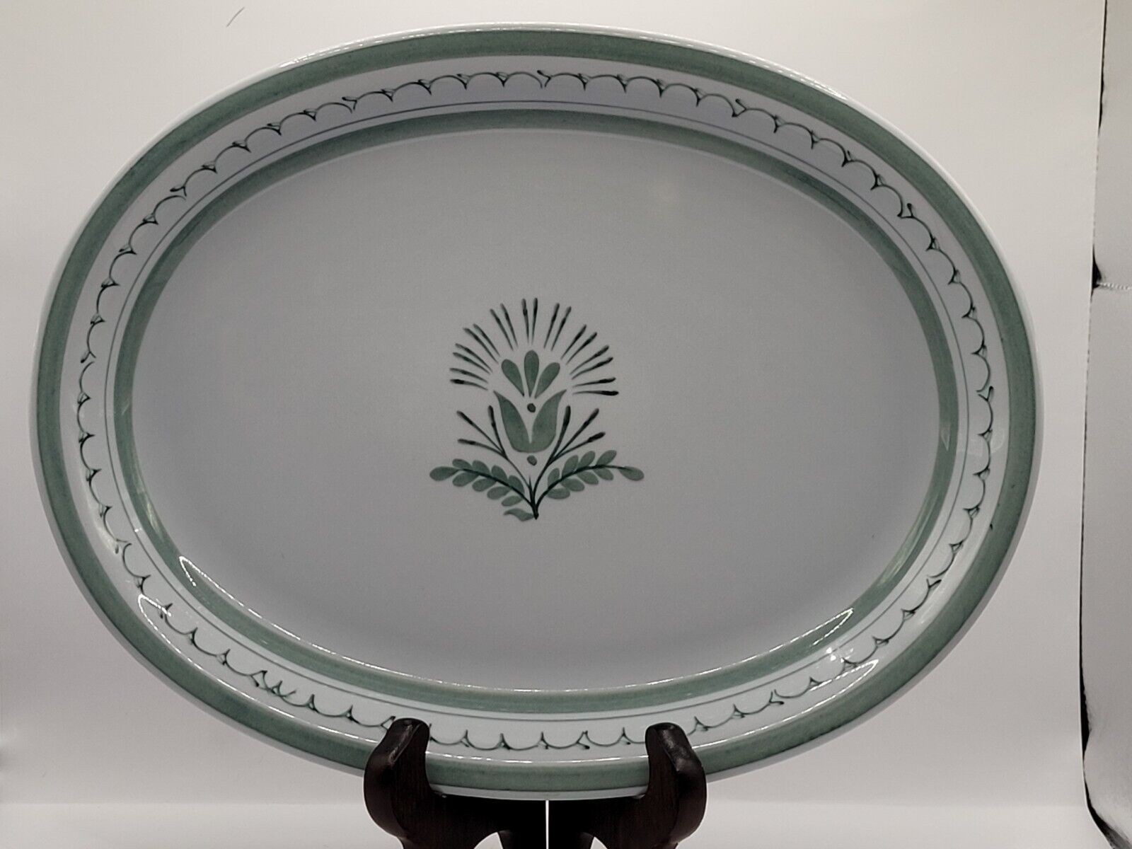 Read more about the article Arabia Finland Oval Platter Green Thistle Handpainted 12″